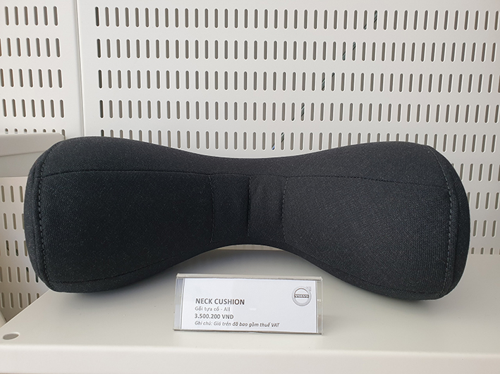 Gối tựa cổ màu đen